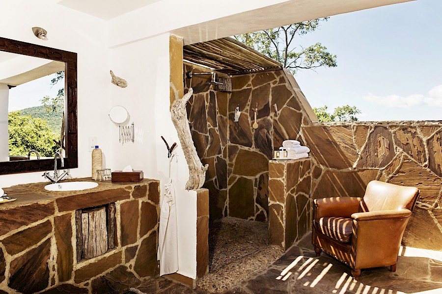 LUXE REIZEN  - TRAVEL IN LUXURY - LUXURY IS TRAVELLING  TANZANIA_BEHO BEHO SELOUS GAME RESERVE TANZANIA**BAILEY'S BANDA, Bathroom