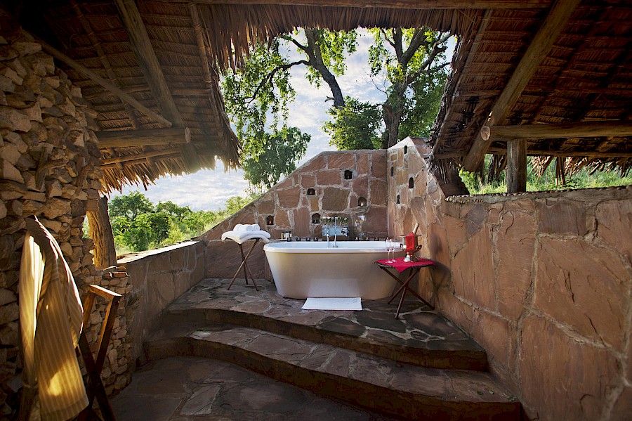LUXE REIZEN  - TRAVEL IN LUXURY - LUXURY IS TRAVELLING  TANZANIA_BEHO BEHO SELOUS GAME RESERVE TANZANIA**Cottage bathroom
